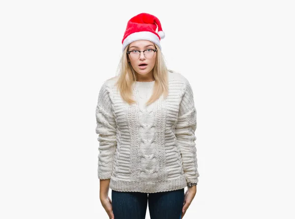 Καυκάσιος Γυναίκα Φοράει Καπέλο Χριστουγέννων Πέρα Από Απομονωμένο Υπόβαθρο Φοβάται — Φωτογραφία Αρχείου