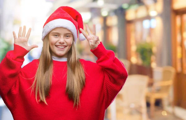 Krásná Mladá Dívka Nosí Vánoční Čepice Izolované Pozadí Zobrazení Ukázal — Stock fotografie