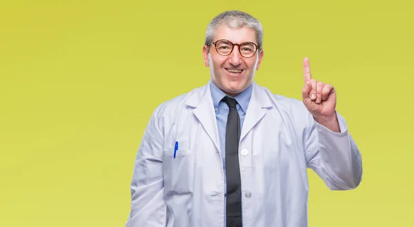 Schöner Oberarzt Wissenschaftler Professioneller Mann Trägt Weißen Mantel Über Isoliertem — Stockfoto