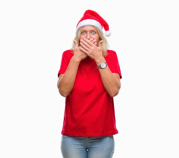 Blonde Frau Mittleren Alters Mit Weihnachtsmütze Über Isoliertem Hintergrund Schockiert — Stockfoto