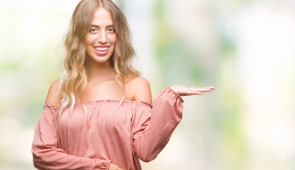 Linda Jovem Loira Sobre Fundo Isolado Sorrindo Alegre Apresentando Apontando — Fotografia de Stock