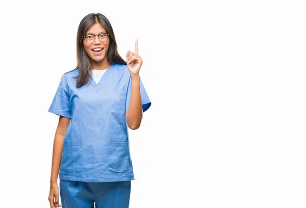 Unga Asiatiska Läkare Kvinna Över Isolerade Bakgrund Pekar Finger Med — Stockfoto