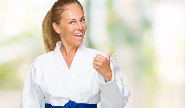 Mulher Adulta Meia Idade Usando Uniforme Quimono Karatê Sobre Fundo — Fotografia de Stock