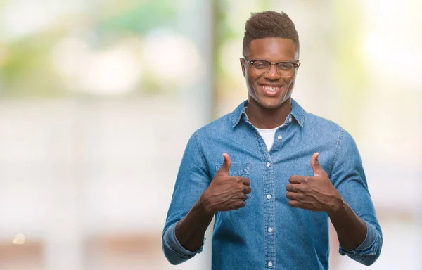 Americký Mladík Nad Izolované Pozadí Úspěch Znamení Dělá Pozitivní Gesto — Stock fotografie