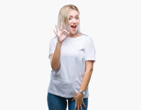 Молодая Блондинка Обособленном Фоне Улыбается Позитивно Делая Знак Ладонью Пальцами — стоковое фото