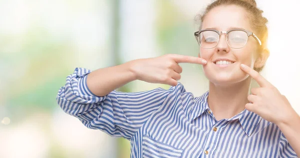 Junge Blonde Geschäftsfrau Lächelt Selbstbewusst Und Zeigt Mit Den Fingern — Stockfoto