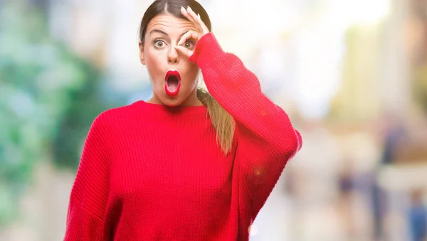 Junge Schöne Geschäftsfrau Winterpullover Über Isoliertem Hintergrund Tun Geste Schockiert — Stockfoto
