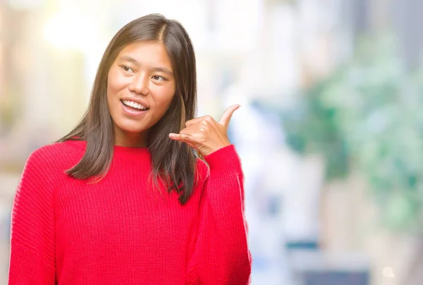 Mujer Asiática Joven Vistiendo Suéter Invierno Sobre Fondo Aislado Sonriendo —  Fotos de Stock