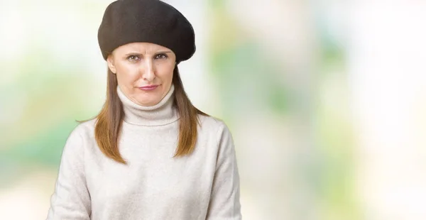 Reife Frau Mittleren Alters Winterpullover Und Baskenmütze Über Isoliertem Hintergrund — Stockfoto