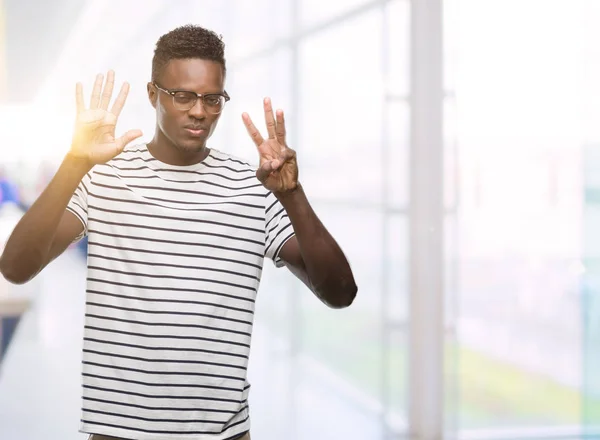 Młody Człowiek African American Okularów Granatowy Shirt Wyświetlono Skierowaną Górę — Zdjęcie stockowe