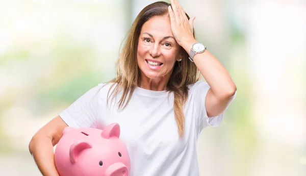 Medelåldern Spansktalande Kvinna Spara Pengar Med Spargris Isolerade Bakgrund Stressad — Stockfoto