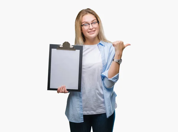 Joven Mujer Negocios Caucásica Sosteniendo Portapapeles Sobre Fondo Aislado Apuntando —  Fotos de Stock