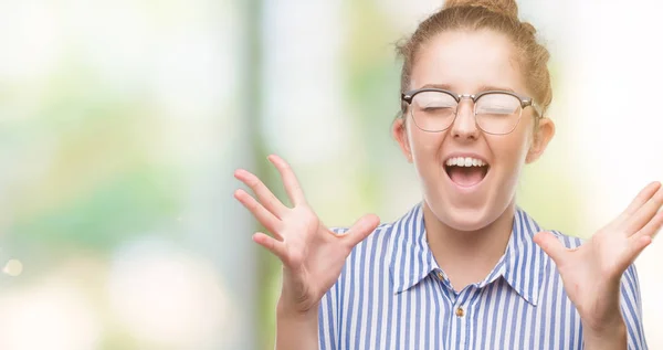 Giovane Donna Affari Bionda Che Celebra Pazzo Pazzo Successo Con — Foto Stock