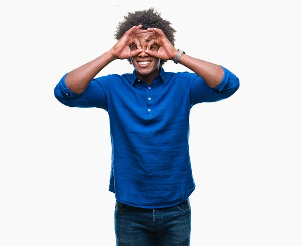 Homem Afro Americano Sobre Fundo Isolado Fazendo Gesto Como Binóculos — Fotografia de Stock