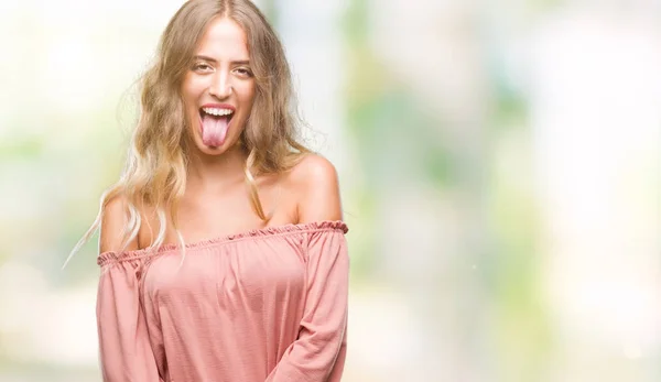 舌を付着分離の背景に美しい若いブロンドの女性を面白い表現に満足 感情の概念 — ストック写真