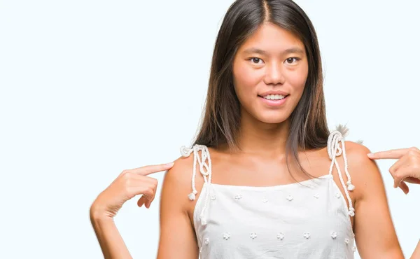 Joven Asiática Mujer Sobre Aislado Fondo Buscando Confiado Con Sonrisa —  Fotos de Stock