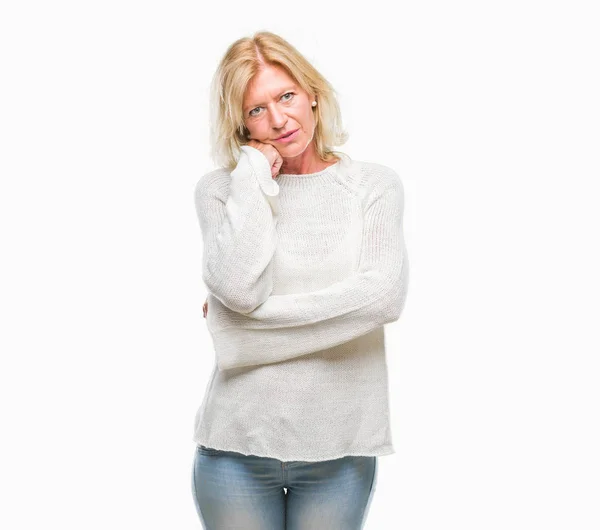 中年金发碧眼的女人穿着冬季毛衣孤立的背景认为看起来疲惫和厌倦与交叉手臂抑郁症的问题 — 图库照片