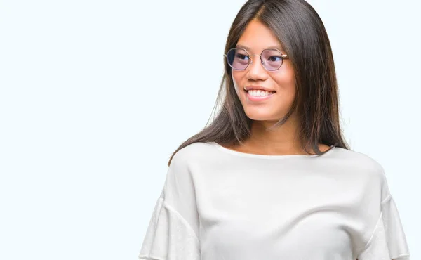 Mujer Asiática Joven Con Gafas Sobre Fondo Aislado Mirando Hacia —  Fotos de Stock