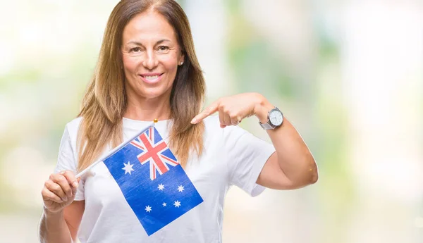 Mulher Hispânica Meia Idade Segurando Bandeira Austrália Sobre Fundo Isolado — Fotografia de Stock