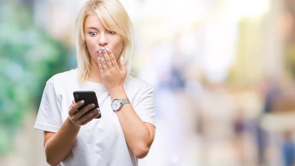 Jonge Mooie Blonde Vrouw Met Behulp Van Smartphone Geïsoleerde Achtergrond — Stockfoto