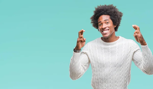 Homem Afro Americano Sobre Fundo Isolado Sorrindo Cruzando Dedos Com — Fotografia de Stock