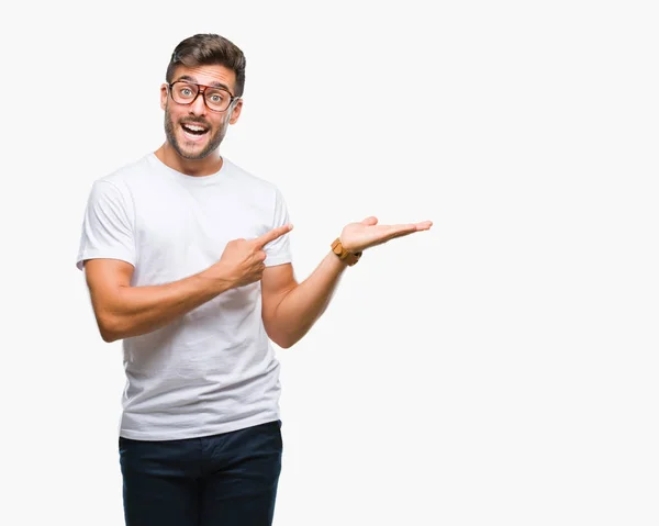 Joven Hombre Guapo Con Gafas Sobre Fondo Aislado Sorprendido Sonriendo —  Fotos de Stock