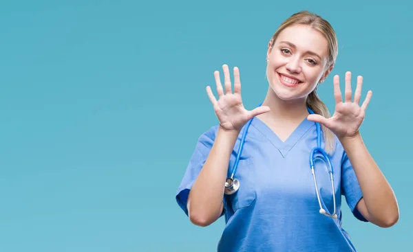 Junge Blonde Chirurgin Ärztin Mit Isoliertem Hintergrund Die Mit Finger — Stockfoto