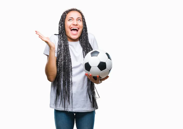 Genç Örgülü Saç Afro Amerikan Kız Holding Futbol Topu Üzerinde — Stok fotoğraf