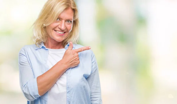 Blonde Frau Mittleren Alters Über Isoliertem Hintergrund Fröhlich Mit Einem — Stockfoto