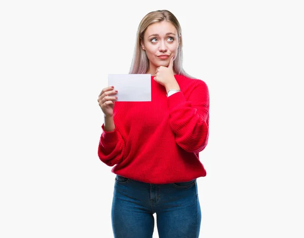 Unga Blonda Kvinnan Innehav Blankt Papperskort Över Isolerade Bakgrund Allvarligt — Stockfoto