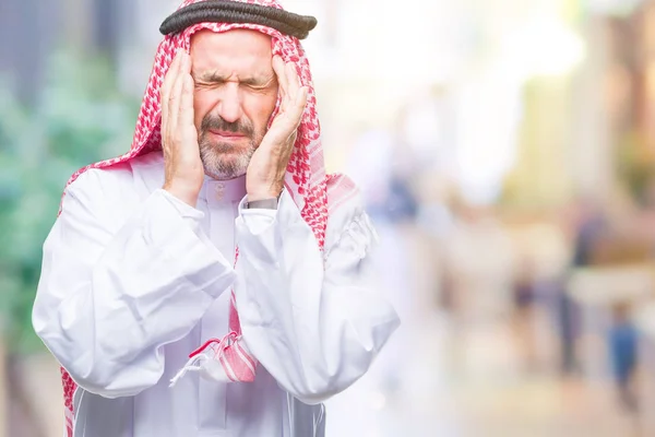 阿拉伯高级男子穿着 Keffiyeh 在孤立的背景下 手头疼痛的头部 因为压力 患偏头痛 — 图库照片