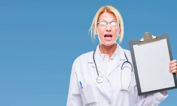 Średnim Wieku Kobieta Blondynka Lekarz Trzymając Schowka Białym Tle Przestraszony — Zdjęcie stockowe