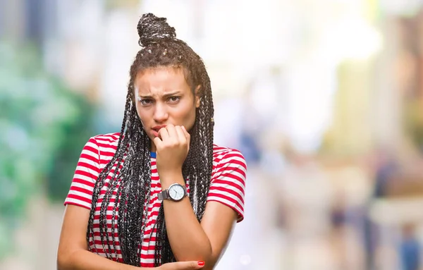 年轻的编织头发非洲裔美国女孩在孤立的背景看起来紧张和紧张的手在嘴咬指甲 焦虑问题 — 图库照片