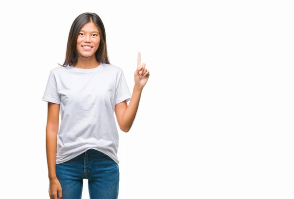 分離背景表示と自信を持って 幸せな笑みを浮かべて 指番号のいずれかで上向きに若いアジア女性 — ストック写真