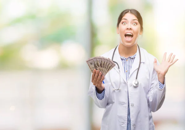 Joven Doctora Hispana Sosteniendo Dólares Muy Contenta Emocionada Expresión Ganadora —  Fotos de Stock