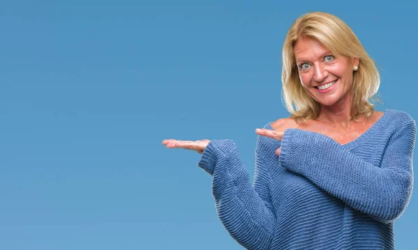 Middle Age Blonde Woman Wearing Winter Sweater Isolated Background Amazed — Stock Photo, Image