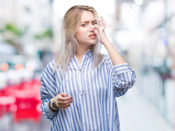 Mujer Rubia Joven Sobre Fondo Aislado Oliendo Algo Apestoso Asqueroso —  Fotos de Stock