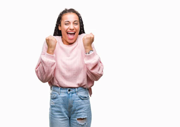 Giovane Capelli Intrecciati Ragazza Afroamericana Indossa Maglione Sfondo Isolato Celebrando — Foto Stock