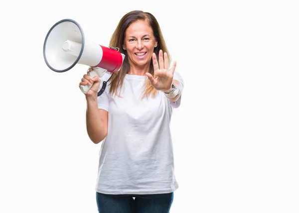 Mulher Hispânica Meia Idade Gritando Através Megafone Sobre Fundo Isolado — Fotografia de Stock