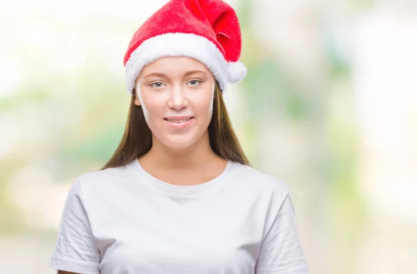 年轻美丽的白人妇女戴着圣诞节帽子在孤立的背景与一个愉快和凉爽的笑容在脸上 幸运的人 — 图库照片