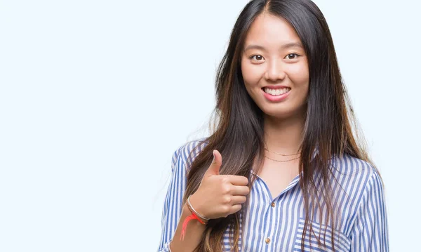 Jonge Aziatische Vrouw Geïsoleerde Achtergrond Gelukkig Duimschroef Opwaarts Gebaar Met — Stockfoto