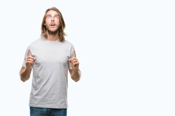 Young Handsome Man Long Hair Isolated Background Amazed Surprised Looking — Stock Photo, Image