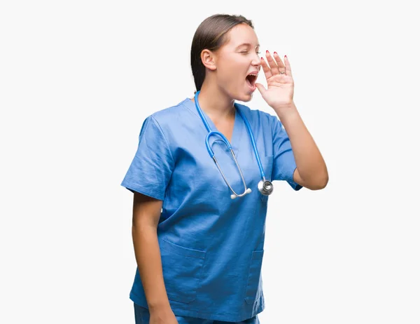 Joven Doctora Caucásica Vistiendo Uniforme Médico Sobre Fondo Aislado Gritando — Foto de Stock