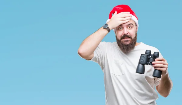 Joven Hombre Hipster Caucásico Con Sombrero Navidad Mirando Aunque Prismáticos — Foto de Stock