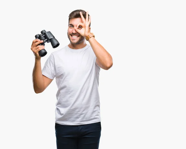 Mladý Pohledný Muž Dívá Dalekohledem Izolované Pozadí Šťastný Obličej Úsměvem — Stock fotografie