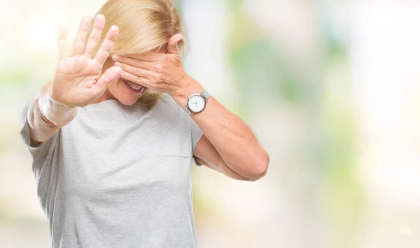 Mujer Rubia Mediana Edad Sobre Fondo Aislado Cubriendo Los Ojos —  Fotos de Stock