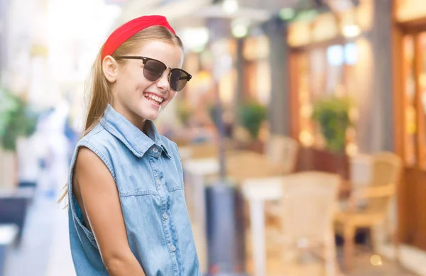 Young Beautiful Girl Wearing Sunglasses Isolated Background Looking Away Side — Stock Photo, Image