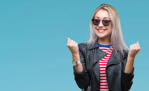 Junge Blonde Frau Mit Modischer Jacke Und Sonnenbrille Vor Isoliertem — Stockfoto