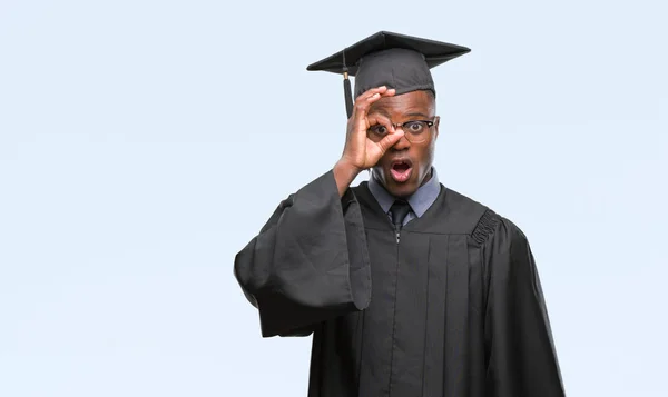Junger Afrikanisch Amerikanischer Hochschulabsolvent Mit Isoliertem Hintergrund Der Mit Überraschtem — Stockfoto