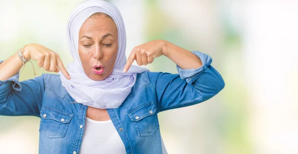 Wanita Arab Timur Usia Pertengahan Mengenakan Hijab Arab Atas Latar — Stok Foto